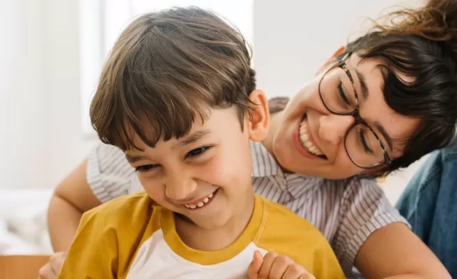 Mãe e filho se abraçam felizes