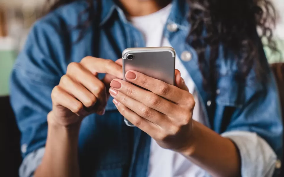 Mãos de mulher segurando celular