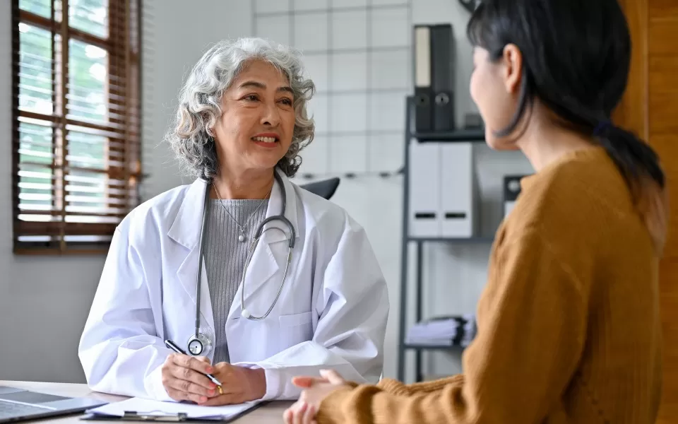 Médica conversando com paciente